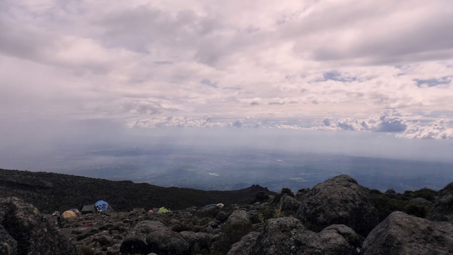 Vistas-del-valle-y-Moshi-desde-Karanga-Hut