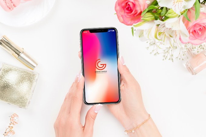 Free Beautiful Woman Using iPhone X Mockup free psd