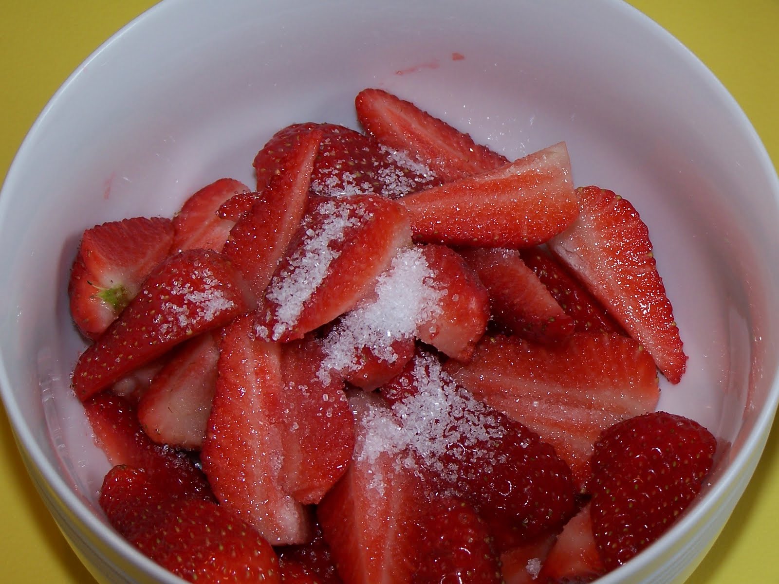 Lecker Bentos und mehr: Erdbeeren mit süßem Basilikumpesto und Joghurt