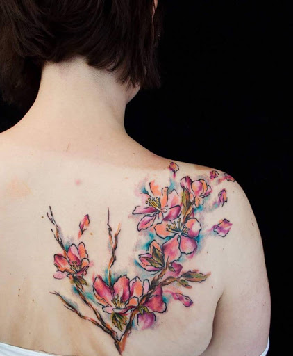 Esvoaça de flor de cerejeira tatuagem nas costas. Belas flores de cerejeira desenhada em aquarela tema como eles são vistos para ser soprado pelo vento. As pétalas estão vibrando suavemente como o vento beija-los. (Foto: Fontes de imagem)