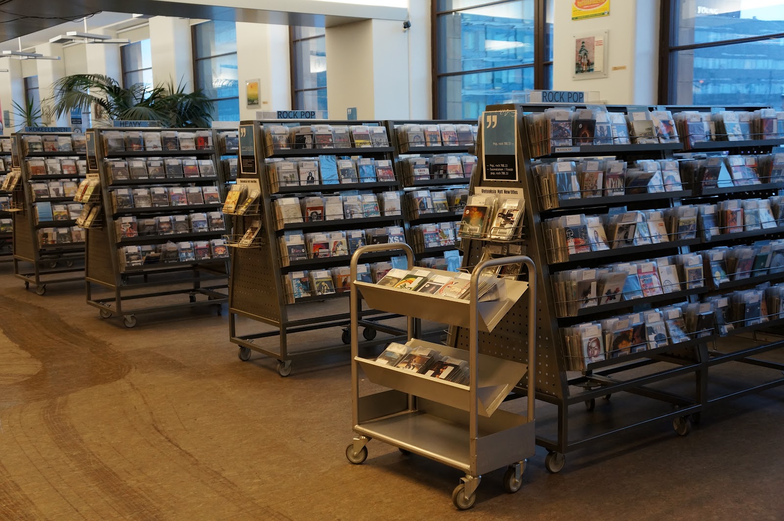 HelMetkirjastot himolukijan silmin Kirjasto 10