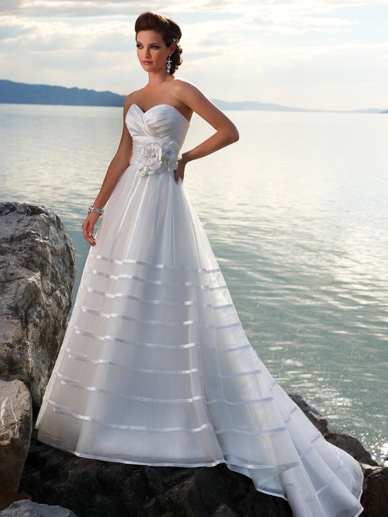 DevilInspired Wedding Dresses: Tips on Bridal Gown for a Beach Wedding