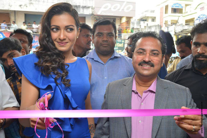 Catherine Tresa launches B New Mobile Store at Eluru