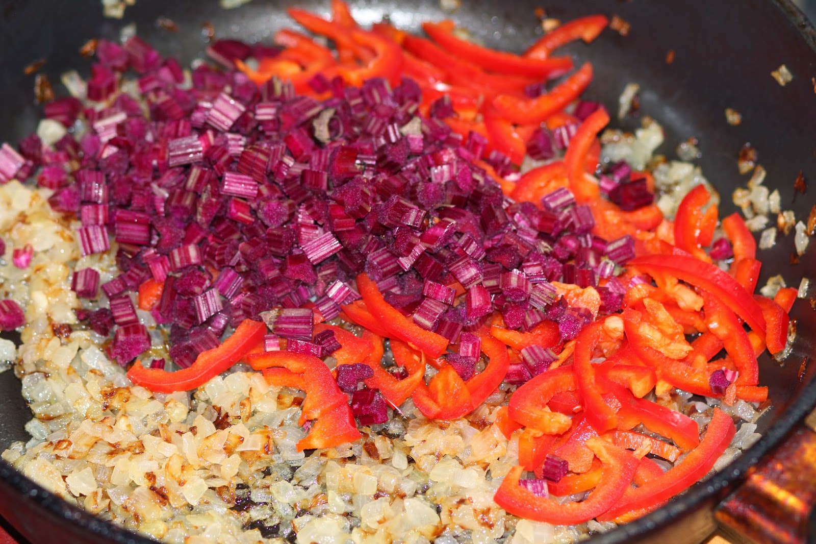 Борщ на свином бульоне. Свекла соломкой. Свекла соломкой. Свекла с жареным луком и томатной пастой. Зачем свеклу обжаривать для борща.