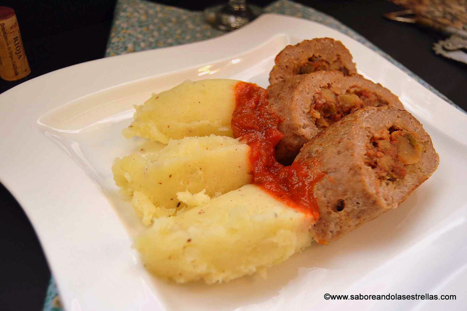 Rollo individual de carne picada relleno de pisto