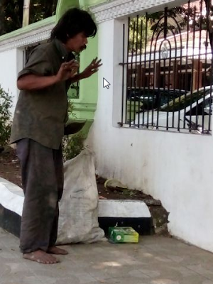 Heboh Orang Kurang Waras Laksanakan Shalat Ini Sungguh Membuat Kita Malu Heboh Orang Kurang Waras Laksanakan Shalat Ini Sungguh Membuat Kita Malu
