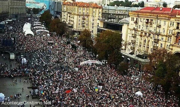 Miles cristianos alaban a Dios en plaza principal de Kiev, Ucrania