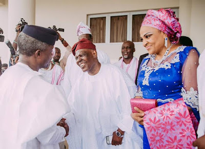 Photos: Vice President, Yemi Osinbajo, Bukola Saraki, others attend wedding of APC chieftain, Bisi Akande's daughter 25 R