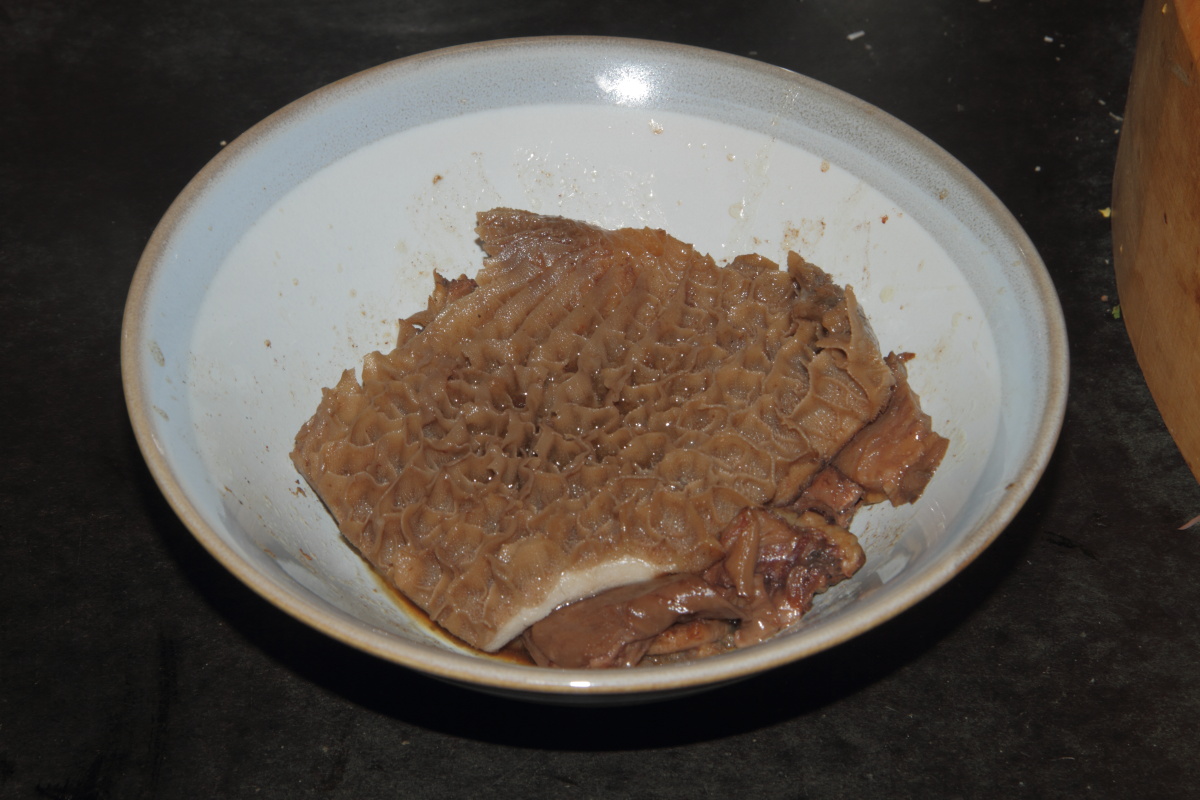 Рубец говяжий неочищенный. Рубец говяжий неочищенный. Рубец сушеный для собак. Вред рубца говяжьего. Вред рубца говяжьего.