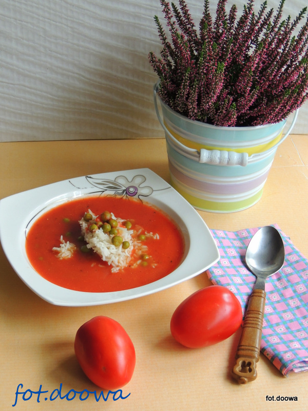 Zupa krem ze świeżych pomidorów z groszkiem
