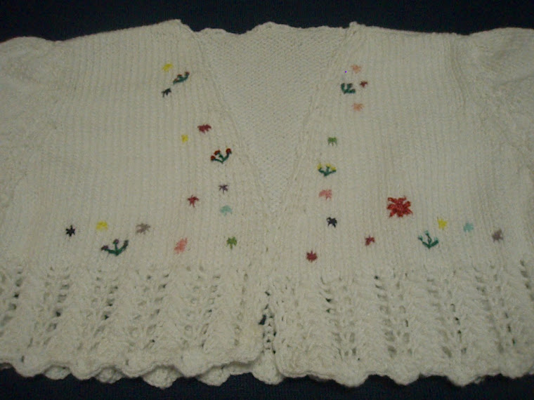 chaqueta blanca con motivos florales bordados, hecha en algodón y rematada en un punto calado con e