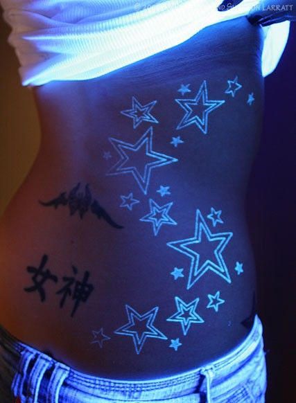 tatuaje que brilla en la oscuridad