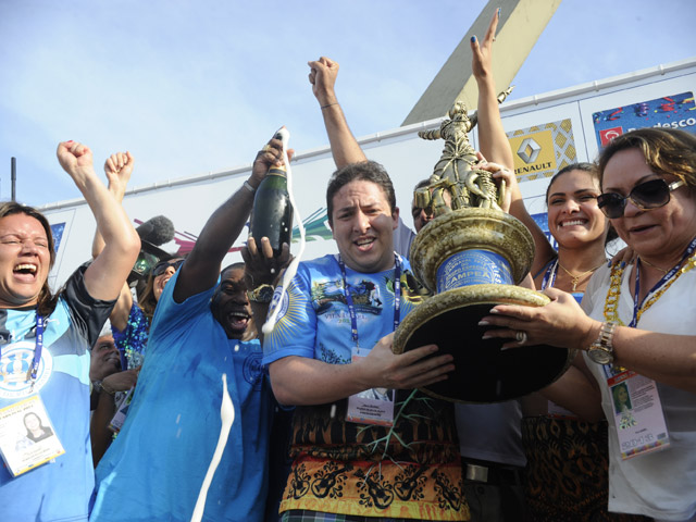 Integrantes da Vila Isabel erguem o troféu e comemoram a vitória com champagne. Foto: Tânia Rêgo/ABr