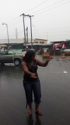 2a Patriotic Nigerian steals the heart many as she steps out of her car to control traffic under the rain in Port Harcourt (Photos)