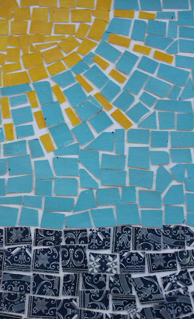 A fun mosaic tray project using vintage playing cards from Itsy Bits And Pieces Blog.