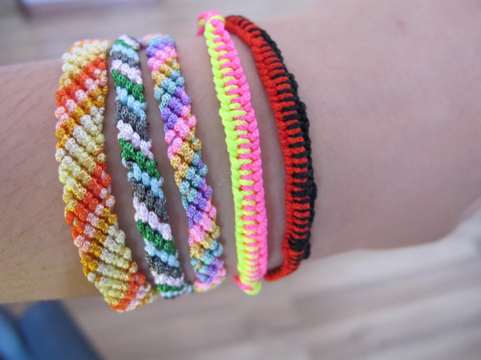 Shopaholic's Got Cash: DIY FRIENDSHIP BRACELETS!