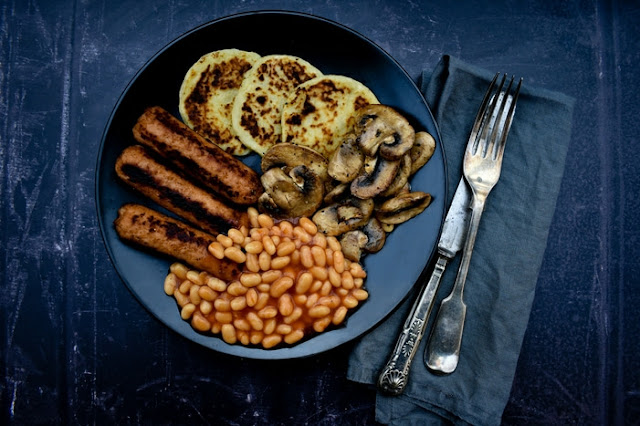 A full scottish breakfast on a plate including Scottish potato scones