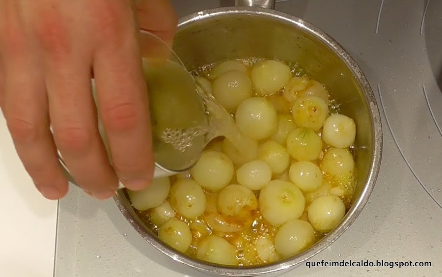 Jamoncitos de pavo confitados con cebollitas glaseadas