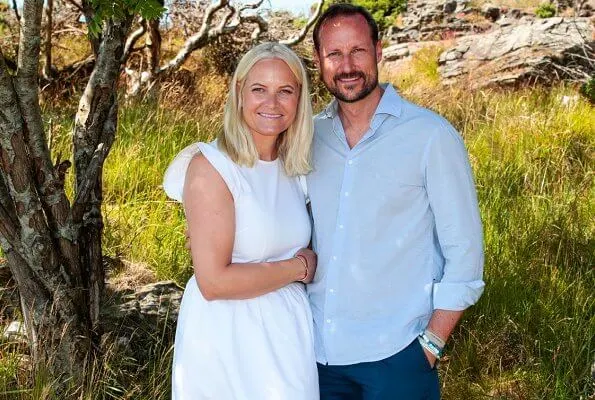 Mette-Marit met Crown Prince Haakon at Quart Festival. married on August 25, 2001 at Oslo Cathedral wedding dress