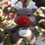 https://manualidades.facilisimo.com/patrones-para-tejer-en-navidad-reno-de-crochet_2214347.html