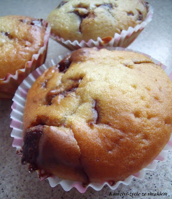 Muffinki kawowe z kawałkami czekolady.