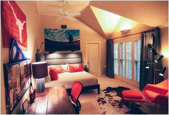 Moderne-jugendlich-Schlafzimmerideen-beige-Wandfarbe-roter-Stuhl-hölzerner-Schreibtisch