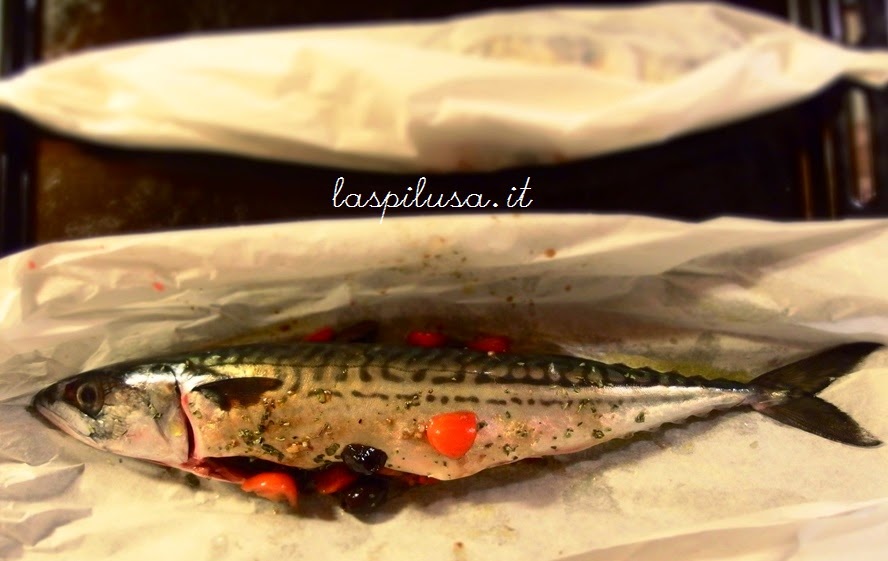 ricetta pesce al cartoccio pomodorini e olive nere