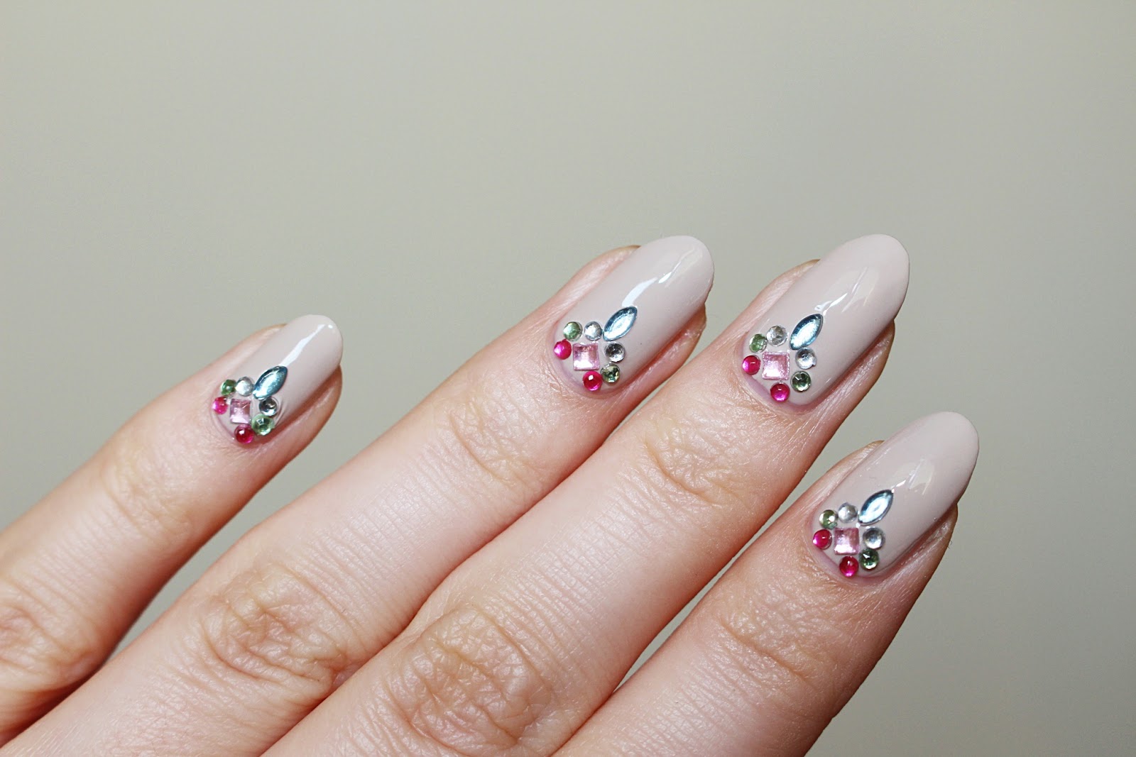 Essie Sand Tropez nude nails swarovski crystal kryształy na paznokciach kamienie almond nails migdałowe paznokcie z instagrama jak zrobić migdałowe paznokcie 