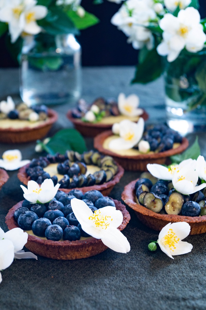 Knusperkabinett: Blaubeertörtchen mit heller Schokoladen-Pistazien-Mousse Knusperkabinett: Blaubeertörtchen mit heller Schokoladen-Pistazien-Mousse