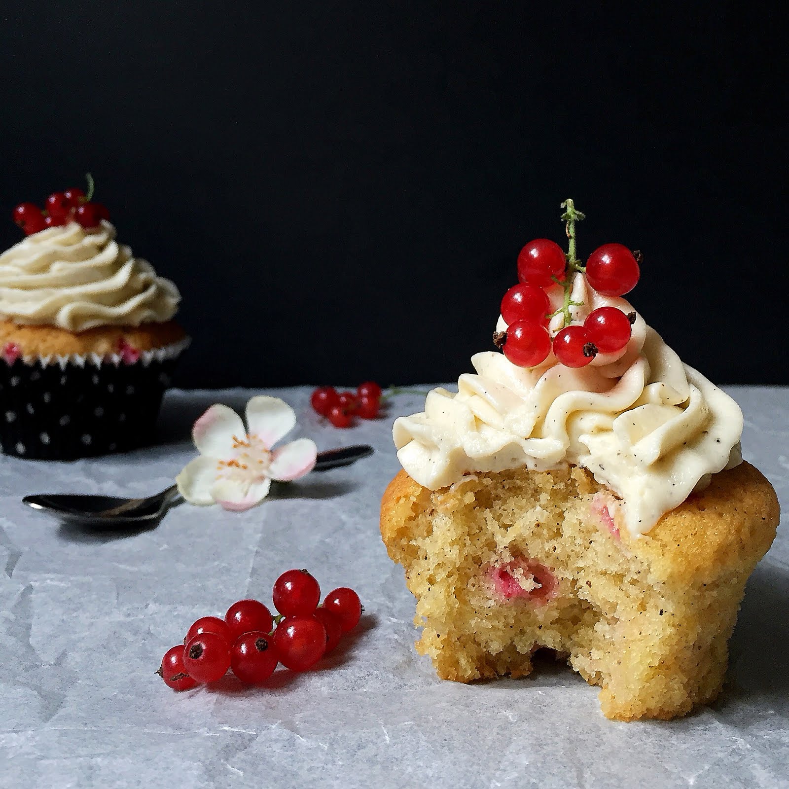 Hidden Sweet Treats: Johannisbeer-Cupcakes mit weisser Schokolade