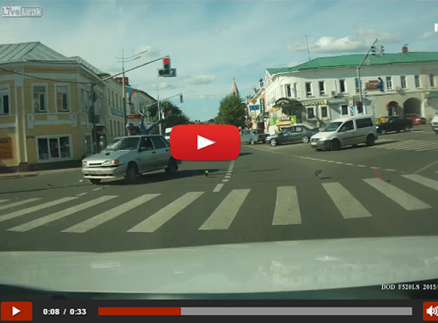 Απίστευτο βίντεο: Μοτοσικλετιστής τρακάρει και προσγειώνεται με τα πόδια σε οροφή ταξί