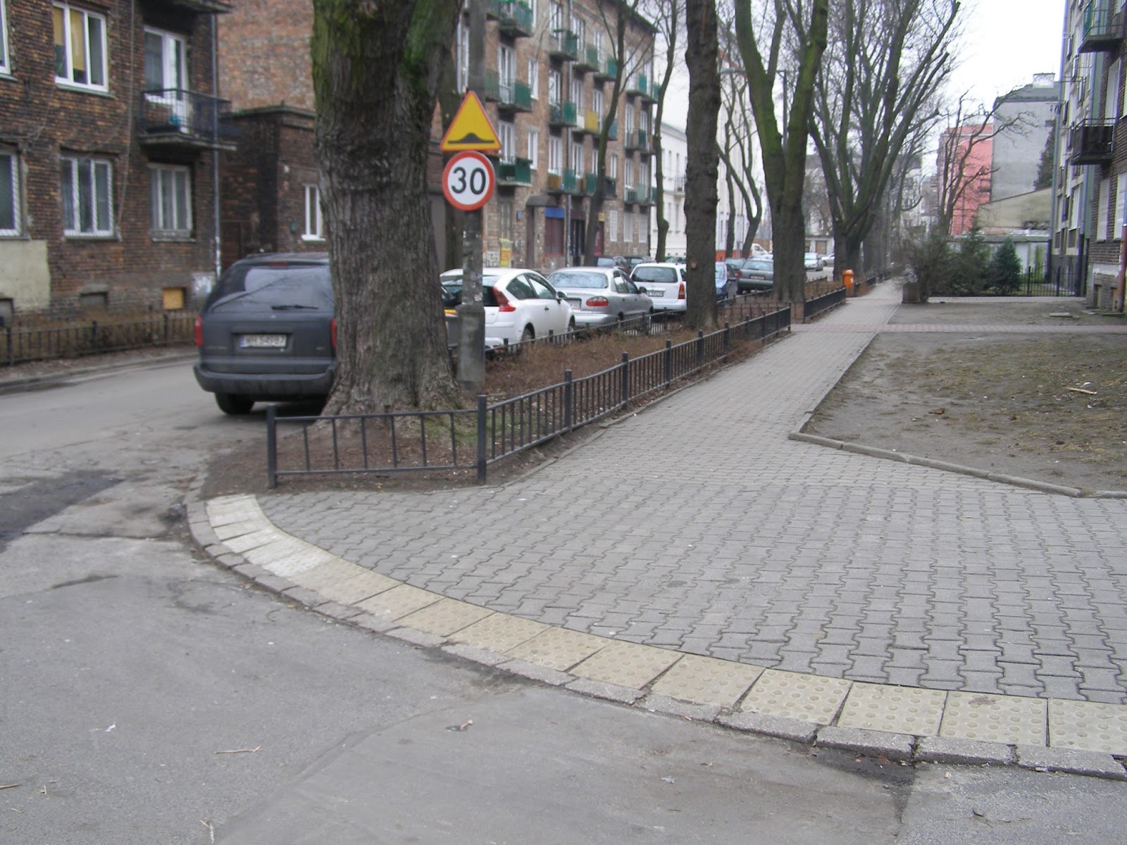 Ratusz Stoi Na Skrzyżowaniu Ulic Głównej I Wielkopolskiej Praskie Stowarzyszenie Mieszkańców "Michałów": Likwidujemy bariery