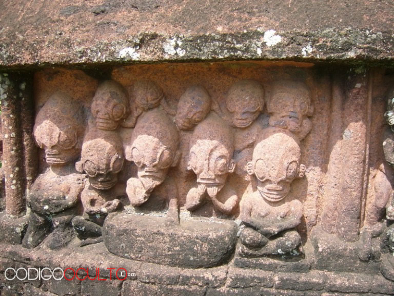 Otra de las misteriosas estatuas de Temehea Tohua. Esta parece representar a un grupo de seres extraterrestres grises. Coincidentemente en la mayoría de reportes ellos siempre andan en grupos, y además se cree que han sido creados genéticamente por los reptilianos.