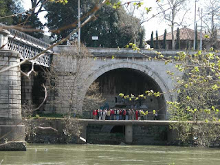 Fuente: http://www.tesoridiroma.net/galleria/tevere/foto/cloacamax01.jpg La salida antigua es visitable