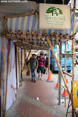 Pasillo para peatones bajo un andamiaje de bambú