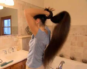 امرأة أمريكية شعرها يتخطى المتر هي وبناتها