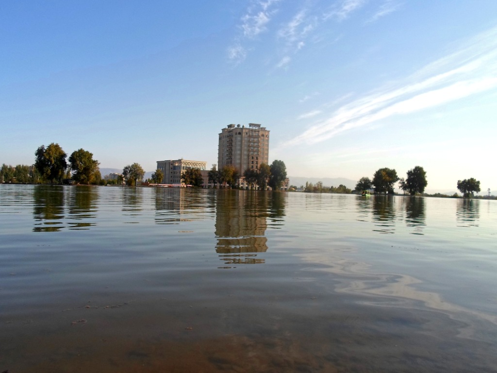 Озеро на г. Комсомольское озеро Душанбе. Комсомольское озеро парк Душанбе. Душанбе парк Джавонон. Озера парк Душанбе.