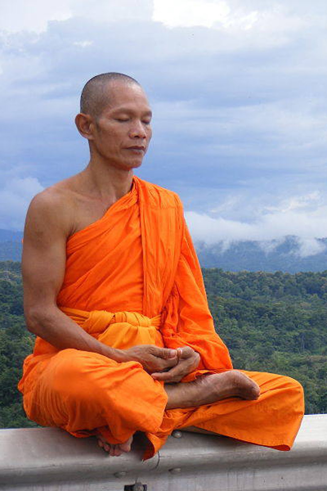 Время медитировать. Буддистский монах Тибет. Будда Шаолинь. Тибетские монахи Шаолинь. Монах Шаолинь медитирует.