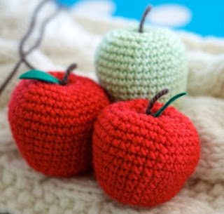 http://translate.google.es/translate?hl=es&sl=en&tl=es&u=http%3A%2F%2Fgreedyforcolour.blogspot.co.nz%2F2013%2F05%2Fhow-to-crochet-apple.html