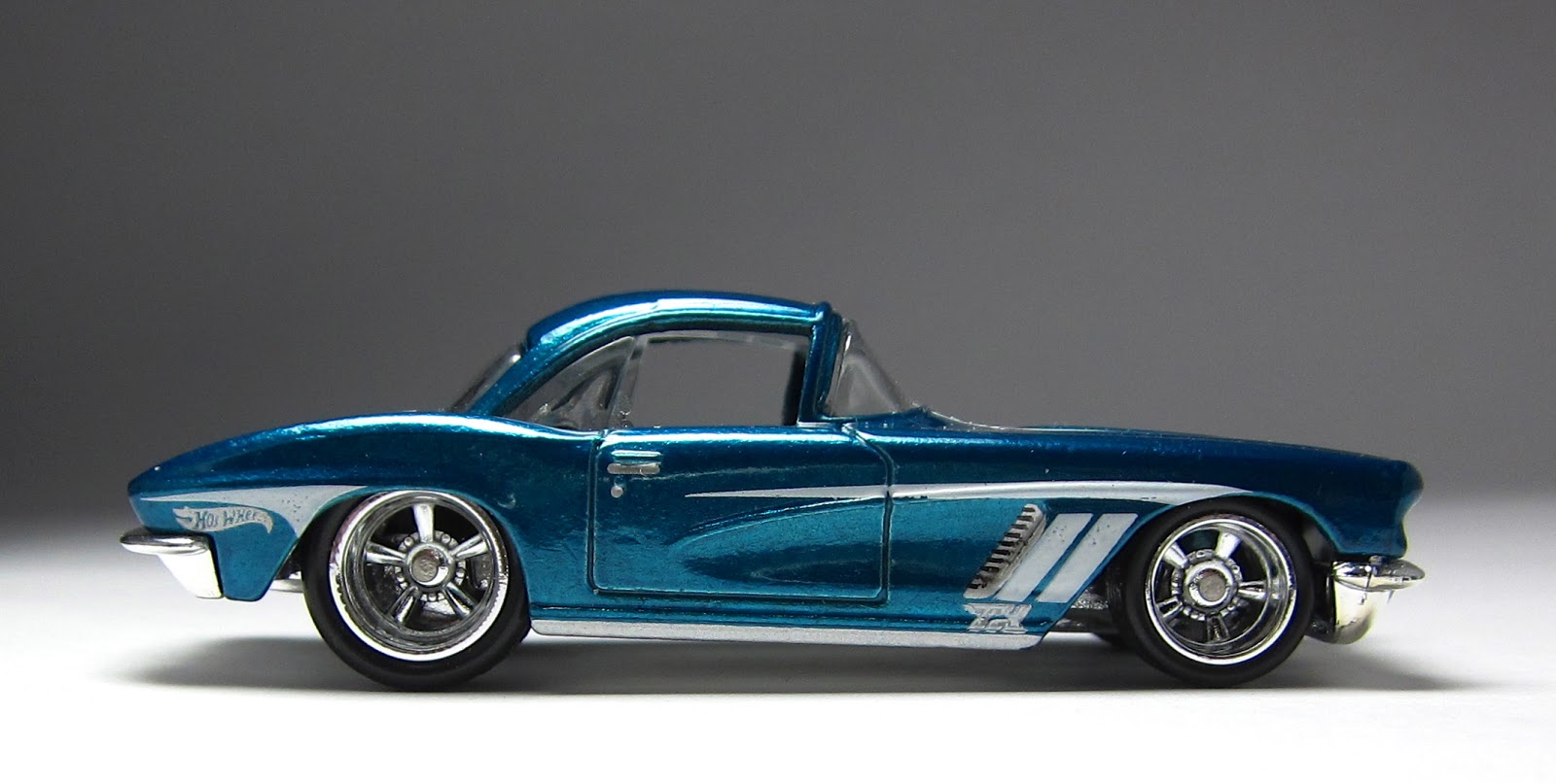 Iphone Blue Stingray Corvette Wallpaper.