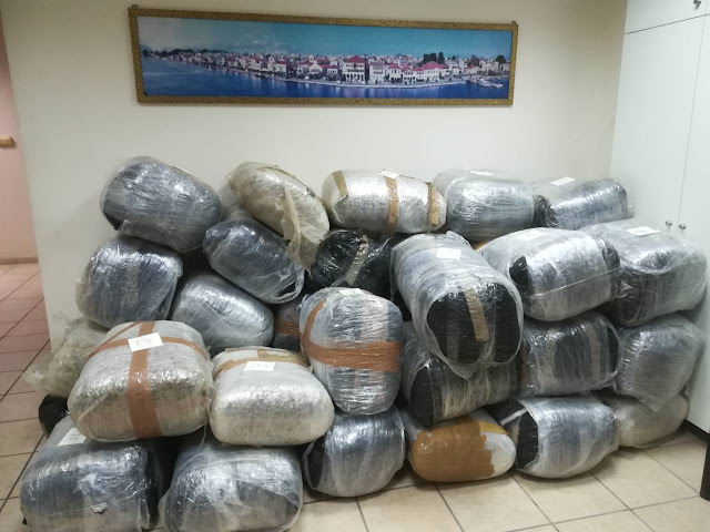 Θεσπρωτία: 42χρονος προσπάθησε να εισάγει 424 κιλά χασίς, συνελήφθη έπειτα από οργανωμένη αστυνομική επιχείρηση, της Δ.Α. Πρέβεζας και με τη συνδρομή σκαφών λιμεναρχείων - Φώτο