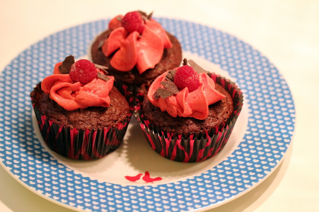 Blogschokolade &amp; Butterpost: Schokoladige Cupcakes mit Himbeer-Pudding ...