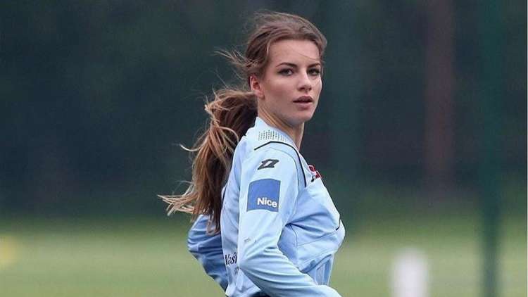 صور.. حسناء بولندية شابة تخطف الأضواء في ملاعب كرة القدم