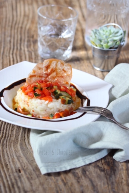 alt="assiette blanche garnie d'un risotto aux petits légumes décorée d'une tranche de jambon cru grillé"