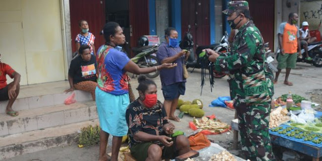 Herman Asaribab Bagikan 1200 Masker ke Warga Kota Jayapura Herman Asaribab Bagikan 1200 Masker ke Warga Kota Jayapura