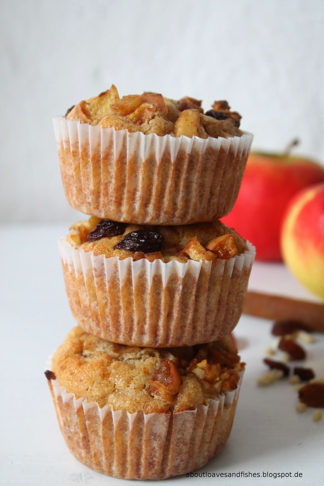 About Loaves and Fishes: Bratapfel-Muffins mit Marzipan, Mandeln und ...