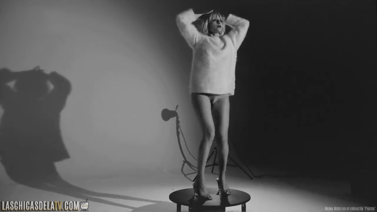 Najwa Nimri totalmente desnuda en el videoclip Pijama. 