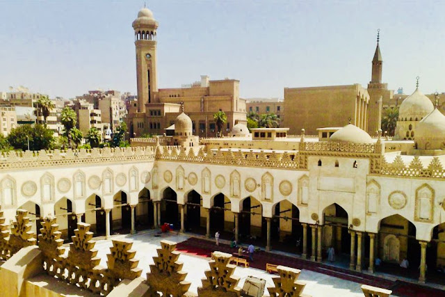EKSISTENSI UNIVERSITAS AL-AZHAR CAIRO DENGAN METODE KLASIKNYA EKSISTENSI UNIVERSITAS AL-AZHAR CAIRO DENGAN METODE KLASIKNYA