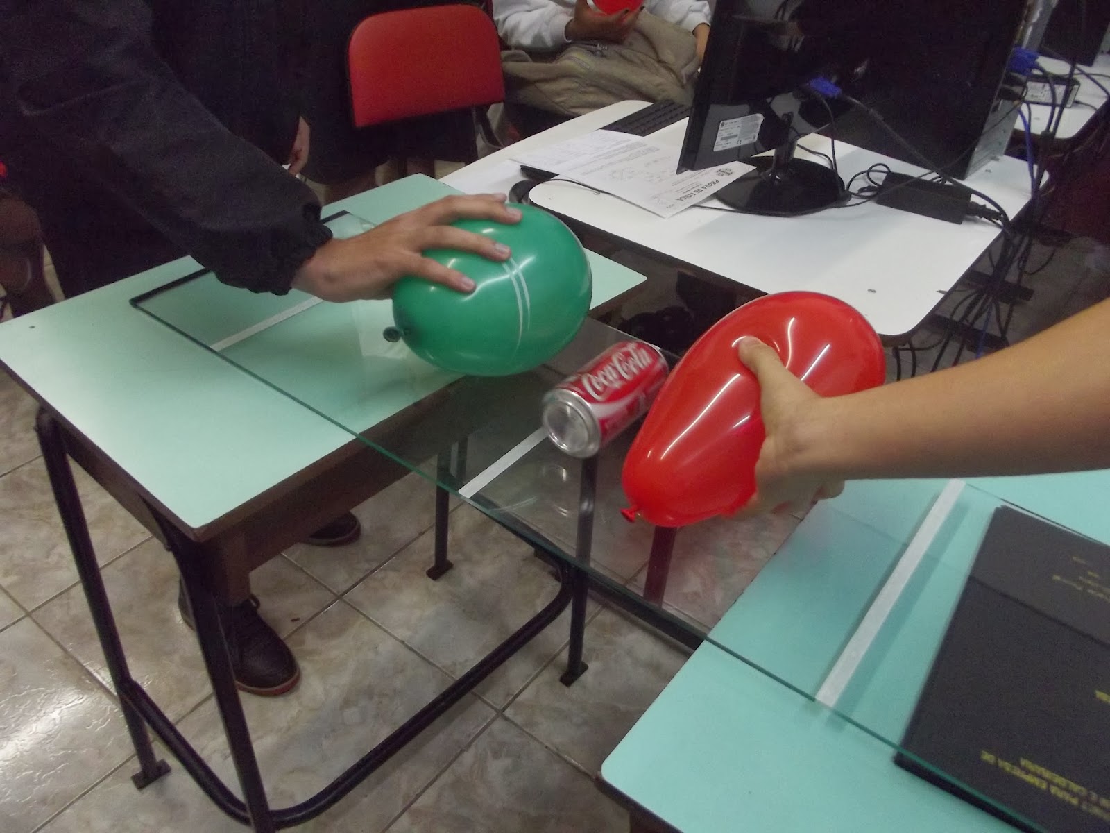 Física - 3º Ensino Médio: Cabo de Guerra Eletrostático