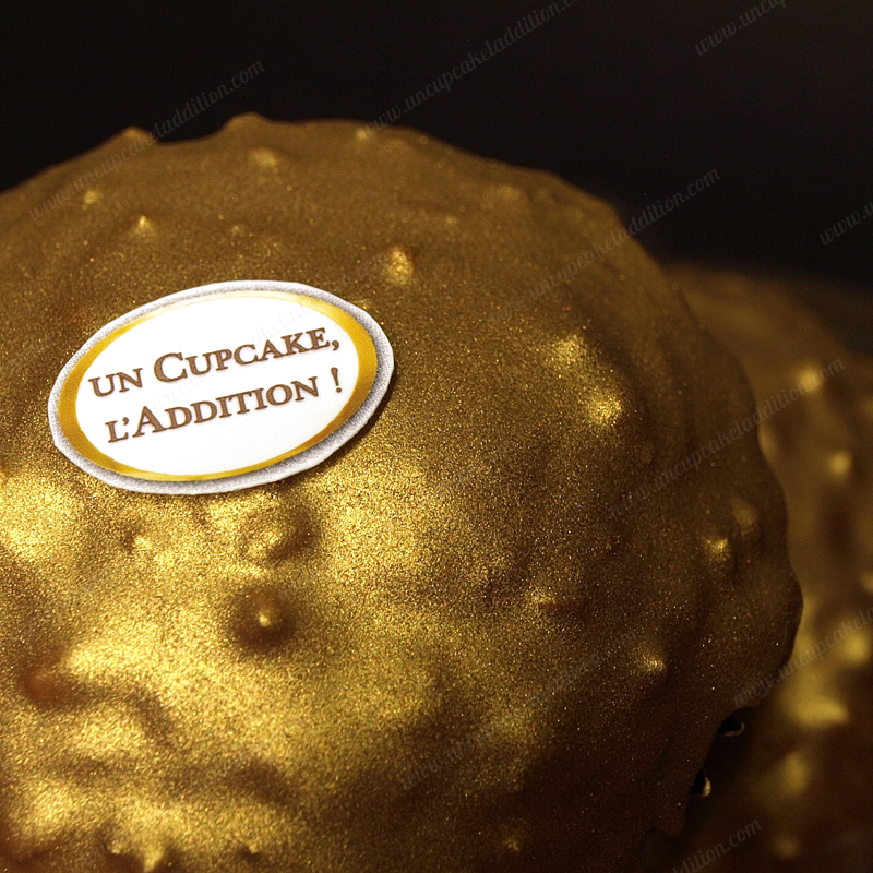 Cupcakes façon Ferrero Rocher® : gâteau praliné, cœur Nutella®/noisette entière et couverture croquante chocolat au lait / pralin.
